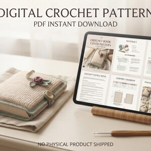 Op de afbeelding: Een digitaal haakpatroon in PDF-formaat op een tabletscherm, met instructies voor een beige boekomslag met een bloemaccent. Naast de tablet liggen twee bollen garen, een afgewerkte gehaakte boekomslag en een houten haaknaald.
