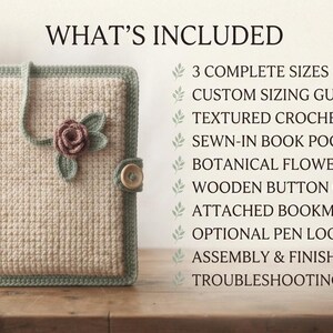 Op de afbeelding: Een beige gehaakte boekomslag met een saliegroene rand, een roosvormige versiering en een houten knoopsluiting. De tekst luidt: WHAT'S INCLUDED, 3 COMPLETE SIZES, CUSTOM SIZING GUIDE, TEXTURED CROCHET PANEL, SEWN-IN BOOK POCKETS, BOTANICAL FLOWER & LEAVES, WOODEN BUTTON CLOSURE, ATTACHED BOOKMARK, OPTIONAL PEN LOOP, ASSEMBLY & FINISHING, TROUBLESHOOTING GUIDE.