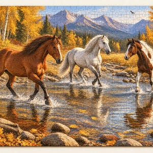 Può includere: Un puzzle che raffigura tre cavalli che corrono in un ruscello poco profondo in un paesaggio autunnale. Un cavallo marrone, un cavallo bianco e un cavallo pezzato marrone e bianco sono mostrati davanti a alberi dorati e montagne.