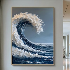 Peut inclure: Une grande peinture à l'huile rectangulaire représentant une puissante vague océanique déferlante avec une épaisse écume blanche et des tons d'eau bleu profond. L'œuvre est exposée sur un mur gris clair, révélant des coups de pinceau texturés.