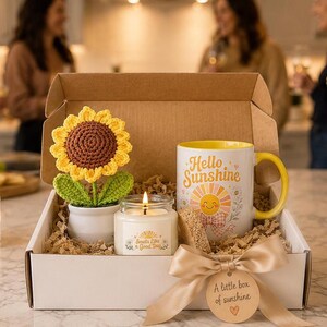 Set de regalo Retro Hello Sunshine - Taza retro Sunshine personalizada GRATIS, vela con aroma a buen día, girasol de ganchillo en maceta - Caja de regalo