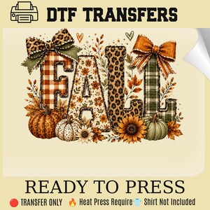 Peut inclure: Une feuille de transfert DTF avec le mot FALL en grandes lettres aux motifs variés, incluant du tartan orange, des fleurs, des taches de léopard et du tartan vert. Le design inclut des citrouilles, des tournesols et deux grands nœuds.