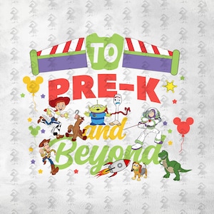 Puede incluir: Un diseño gráfico con personajes de Toy Story que incluye a Woody, Jessie, Buzz Lightyear, Forky, Rex, Slinky Dog, Bullseye y un Alien. El texto dice TO PRE-K and Beyond en rojo, amarillo y verde, decorado con globos y un cohete.