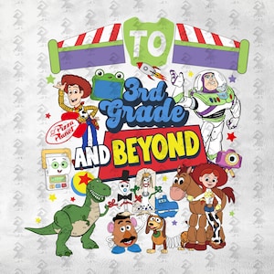 Puede incluir: Un diseño gráfico con personajes de Toy Story que incluye a Woody, Buzz Lightyear, Rex, Jessie, Bullseye, Slinky Dog, Mr. Potato Head, Forky y otros. El texto dice TO 3rd Grade AND BEYOND, con un logo de Pizza Planet y un cohete.