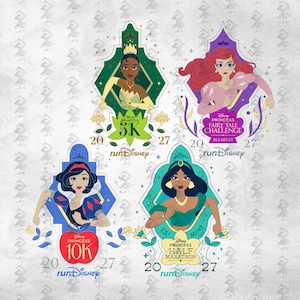 Könnte beinhalten: Vier Disney Princess runDisney Medaillen mit Tiana für den 5K, Ariel für die Fairy Tale Challenge 19,3 Meilen, Schneewittchen für den 10K und Jasmin für den Halbmarathon 13,1 Meilen. Jede Medaille zeigt die Jahreszahlen 20 und 27.