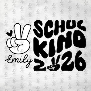 Könnte beinhalten: Ein schwarzes Grafikdesign auf weißem Hintergrund mit dem Text SCHUL KINO 26 und dem Namen Emily in Schreibschrift. Das Design enthält zwei Hand-Symbole, die ein Friedenszeichen zeigen, sowie ein kleines Herz, alles in einer fetten Schrift.