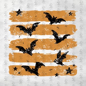Könnte beinhalten: Ein grafisches Design mit fünf horizontalen orangefarbenen Pinselstrichen in Used-Optik. Schwarze Silhouetten von fliegenden Fledermäusen sind über die orangefarbenen Streifen gelegt, durchsetzt mit kleinen schwarzen Sternformen.