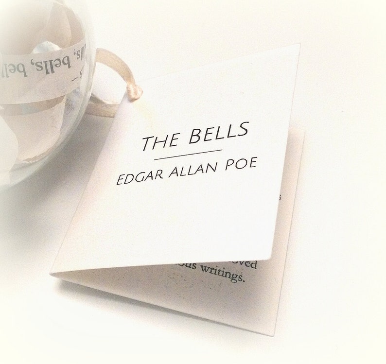 Peut inclure: Une carte blanche avec du texte noir qui dit "THE BELLS" et "EDGAR ALLAN POE".
