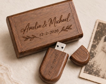 Può includere: Una scatola rettangolare in legno e una chiavetta USB in legno abbinata con cappuccio rimovibile. La scatola è incisa con il testo Amelia & Michael e la data 12-2-2026 con motivi a foglia. La chiavetta USB riporta incisa la data 12-2-2026.