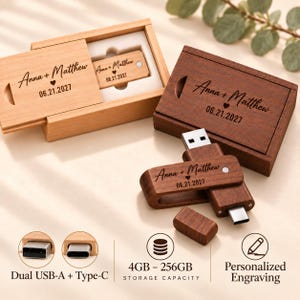 Puede incluir: Dos memorias USB de madera con cajas deslizantes a juego, grabadas con el texto Anna + Matthew y la fecha 06.21.2027. Una memoria es de madera clara y la otra oscura. Incluye conectores USB-A y Tipo-C y una capacidad de 4 GB a 256 GB.