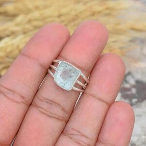 Anello in argento sterling 925 con acquamarina, anello vistoso con pietra preziosa grezza, anello boho a più fasce, gioiello artigianale con acquamarina grezza.