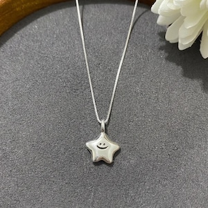 Halsband med hänge i silver med stjärna och smiley i 925: Fina modesmycken