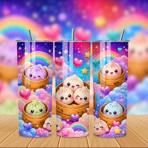以下が含まれることがあります： 竹製の蒸し器に入ったカワイイ風の蒸しパンが描かれた、カラフルな円筒形のタンブラー。背景には星空、虹、ふわふわの雲、ピンクのハートがデザインされている。上部からは細い金属製のストローが突き出ている。