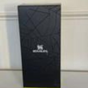 Puede incluir: Una caja negra alta y rectangular que presenta un sutil patr&oacute;n de l&iacute;neas geom&eacute;tricas oscuras en su superficie. El frente de la caja muestra un logotipo blanco con el texto "BEAMLEAF" centrado. Una franja de acento verde lima brillante es visible en la base.