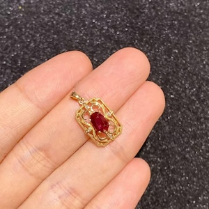 Pendentif en or 18 carats serti d'un rubis sang de pigeon naturel de 1,05 ct et de diamants, style vintage. Livraison gratuite certifiée.