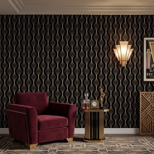 Puede incluir: Un sillón de terciopelo rojo intenso con detalles en metal dorado se sitúa junto a una mesa pedestal negra y dorada. La mesa sostiene un decantador de cristal, un pequeño reloj y una figura dorada. La pared tiene papel tapiz negro con líneas.