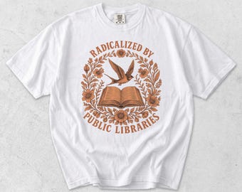 Koszulka z napisem „Radicalized By Public Libraries” w formacie PNG