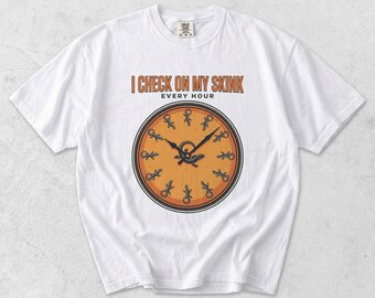 Reviso a mi lagarto cada hora. Camiseta divertida para amantes de los reptiles y lagartos (PNG)