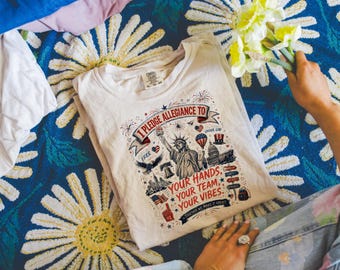 Camiseta com a frase "Pledge Allegiance to Your Team Your Hands Your Vibes" (PNG)