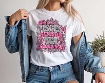 Es temporada de Piscis. Actúa en consecuencia. Signo zodiacal. Camiseta divertida de cumpleaños en formato PNG.