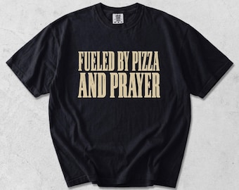 Camiseta PNG de actuación "Alimentado por pizza y oración" para amantes de la pizza y la oración