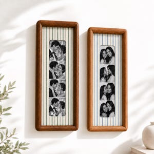 Puede incluir: Dos marcos de fotos rectangulares de madera con bordes redondeados. Cada marco contiene una tira vertical de cuatro fotografías en blanco y negro de parejas. El marco izquierdo tiene un fondo crema con rayas verdes, el derecho con rayas azules.