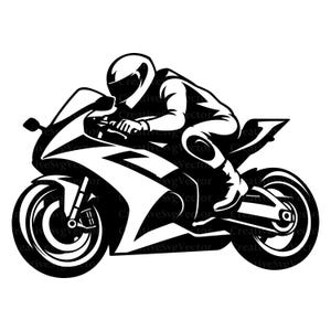 Può includere: Un'illustrazione grafica in bianco e nero ad alto contrasto di un motociclista con casco integrale, piegato in avanti in posizione di gara su una moto sportiva. Il design presenta linee audaci e forme nere solide per raffigurare il veicolo.