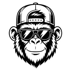 Pode incluir: Uma ilustração gráfica a preto e branco de uma cabeça de macaco a usar um boné de basebol e óculos de sol. O macaco tem uma expressão neutra, com o boné posicionado para a frente e os óculos a cobrirem os olhos. O design apresenta linhas.
