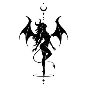 Puede incluir: Una silueta negra de una figura demoníaca alada con cuernos y cola, de pie sobre un pie. El diseño presenta una luna creciente y símbolos de estrellas colocados verticalmente encima y debajo de la figura central sobre un fondo blanco.