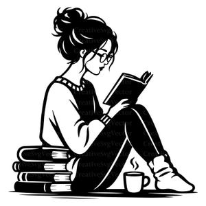 Op de afbeelding: Een zwart-witte grafische illustratie van een persoon met een rommelige knot en een bril, zittend op een stapel van vier boeken terwijl diegene een open boek leest. Een dampende mok koffie of thee staat op de grond naast de benen.