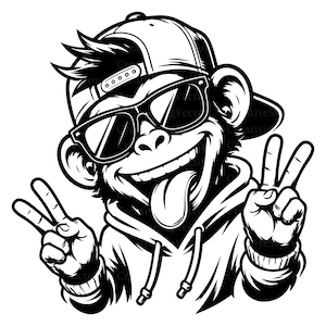 Può includere: Un'illustrazione grafica in bianco e nero di una scimmia che indossa un berretto da baseball e occhiali da sole. La scimmia sorride con la lingua di fuori e fa il segno di pace con entrambe le mani mentre indossa una felpa con cappuccio.