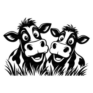 Puede incluir: Una ilustración gráfica en blanco y negro de dos vacas de dibujos animados con ojos grandes y sonrisas amplias, colocadas una al lado de la otra detrás de un parche de hierba. El diseño presenta líneas audaces y un alto contraste.