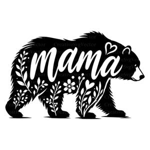 Op de afbeelding: Een zwart silhouet van een beer in profiel naar rechts gericht, met de witte tekst mama in cursief schrift over het lichaam. De vacht van de beer is versierd met witte bloemen- en bladpatronen en een klein hartje staat boven de tekst.