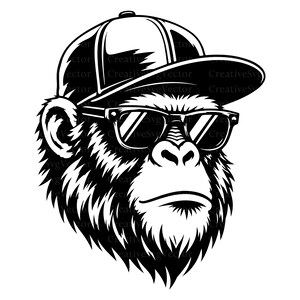 Può includere: Un'illustrazione grafica in bianco e nero di una testa di gorilla che indossa un berretto da baseball e occhiali da sole scuri. Il design presenta linee e ombreggiature ad alto contrasto, raffigurando il primate con un'espressione neutra.