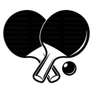Può includere: Un'illustrazione grafica in bianco e nero che raffigura due racchette da ping pong incrociate posizionate dietro una pallina da ping pong. Il design utilizza forme nere solide e audaci con contorni bianchi netti per definire le racchette.