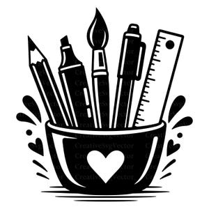 Può includere: Un'illustrazione grafica in bianco e nero di una tazza decorata con un cuore centrale, contenente una matita, un pennarello, un pennello, una penna e un righello. Il design presenta schizzi decorativi e piccoli cuori sui lati.