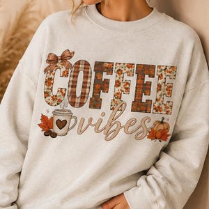 Herbstliches Kaffee-Sweatshirt, Geschenk für Kaffeeliebhaber, Kuscheliges Herbst-Sweatshirt mit Rundhalsausschnitt, Kürbis-Kaffee-Shirt, Sweatshirt mit Schleife, Herbstliches Grafik-Sweatshirt