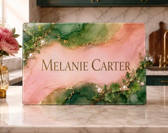 Tagliere in vetro rosa e verde personalizzato, decorazione di lusso per la cucina, con dettagli in edera e perle, ideale anche come regalo per confraternite studentesche.