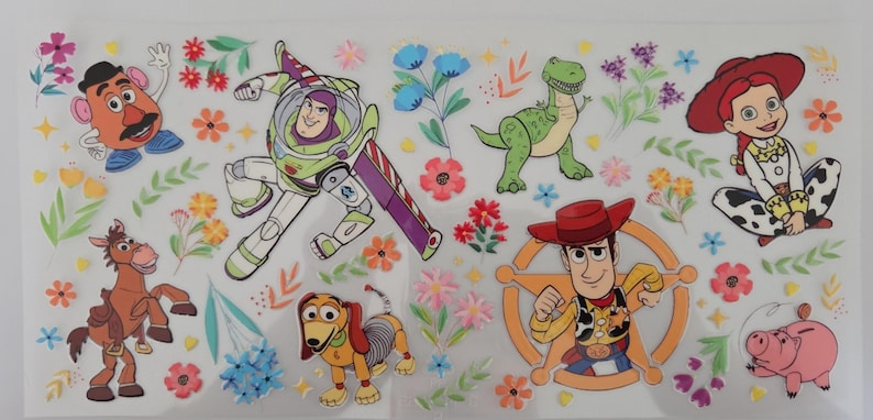 Puede incluir: Una hoja de pegatinas transparente con varios personajes de Toy Story, incluidos Buzz Lightyear, Woody, Jessie, el Sr. Patata, Rex, Slinky Dog, Perdig&oacute;n y Hamm, intercalados con coloridas ilustraciones florales y peque&ntilde;os detalles de estrellas amarillas.