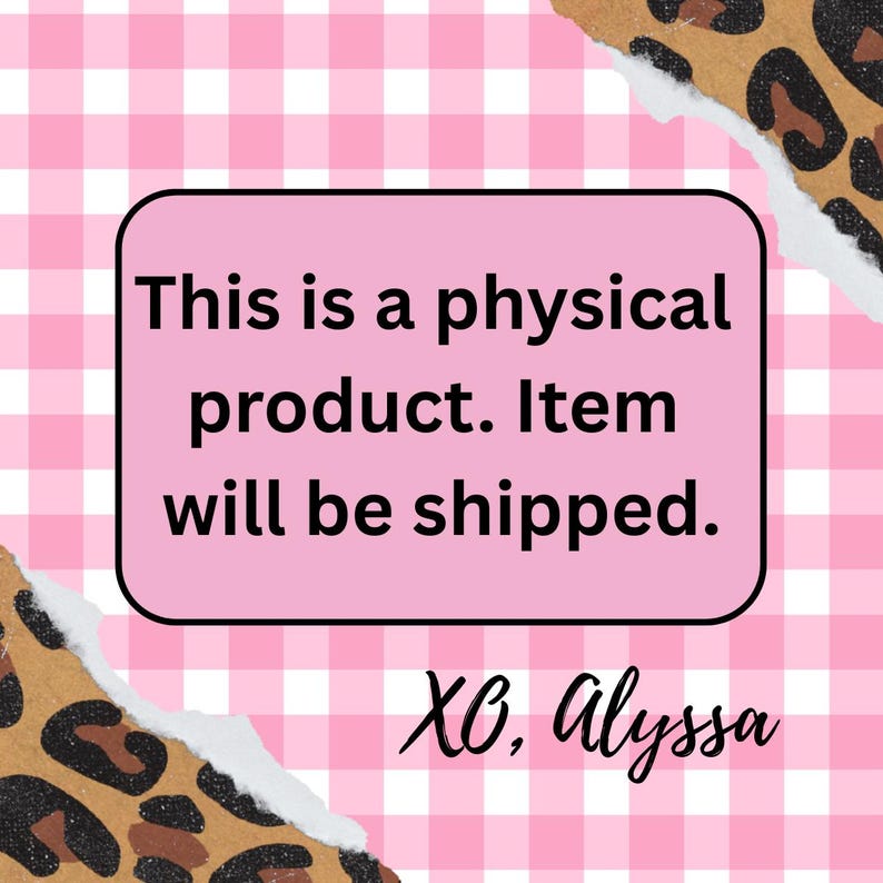 Puede incluir: Un letrero rectangular rosa con texto negro que dice, This is a physical product. Item will be shipped. XO, Alyssa. El letrero est&aacute; centrado sobre un fondo con un patr&oacute;n de cuadros vichy rosa y blanco con esquinas de estampado de leopardo.