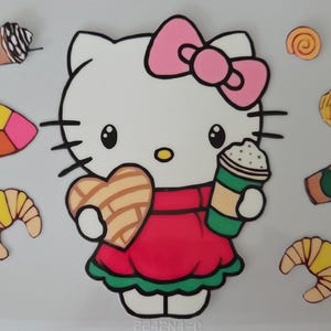 Puede incluir: Una ilustración gráfica plana con un personaje central de Hello Kitty con un lazo rosa y vestido rojo, sosteniendo una galleta en forma de corazón y una taza de café, rodeado de pequeños iconos de pasteles, tazas de café y corazones coloridos.