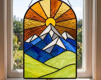 Motivo a vetrata con paesaggio montano, modello acchiappasole con alba in formato SVG, PDF e PNG, adatto ai principianti.