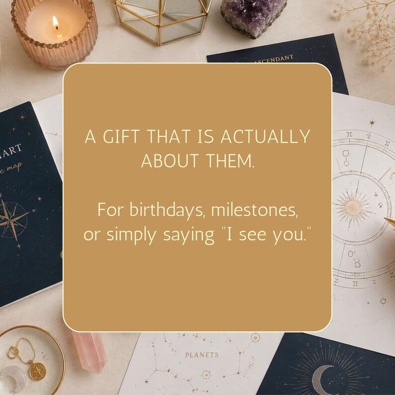 K&ouml;nnte beinhalten: Ein beigefarbenes quadratisches Grafik-Overlay mit wei&szlig;em Text: A GIFT THAT IS ACTUALLY ABOUT THEM. For birthdays, milestones, or simply saying "I see you." Der Hintergrund zeigt dunkelblaue Himmelskarten, eine goldene Kerze und einen goldenen Anh&auml;nger.