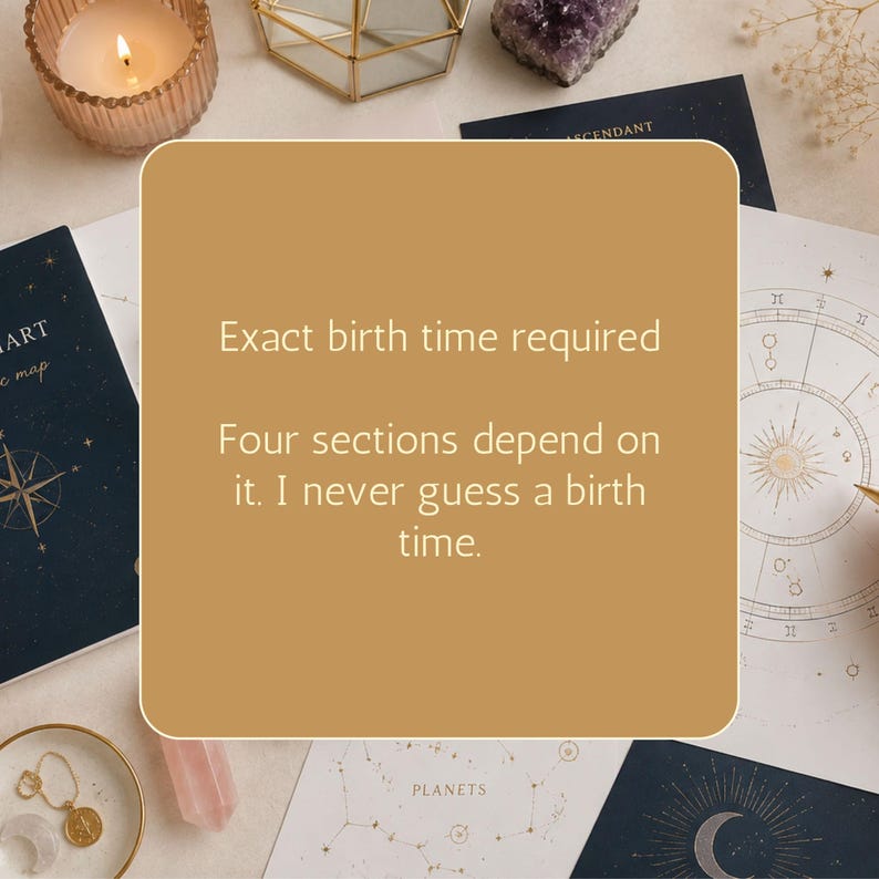 K&ouml;nnte beinhalten: Ein beigefarbenes Quadrat mit dem Text: Exact birth time required. Four sections depend on it. I never guess a birth time. Der Hintergrund zeigt dunkelblaue und wei&szlig;e astrologische Karten, eine brennende Kerze und einen goldenen Anh&auml;nger.