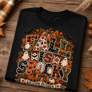 Peut inclure: Un t-shirt noir avec un motif graphique portant le texte FALL WISH SPOOKY et WELCOME OCTOBER. Le design comprend des citrouilles, des feuilles d'automne, des petits fantômes blancs, des chauves-souris, des étoiles et des motifs à carreaux.