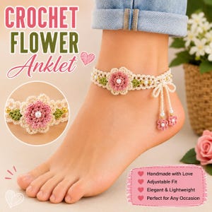 Op de afbeelding: Een crèmekleurig gehaakt enkelbandje met een centrale roze bloem met een witte parel in het midden, groene blaadjes en kleine gouden kraaltjes. Het enkelbandje heeft een striksluiting met twee bungelende roze bloembedels met parels.