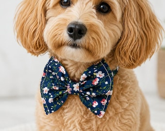 Papillon per cani in cotone blu navy con stampa floreale / Accessorio per animali domestici staccabile, fatto a mano (ideale per matrimoni)