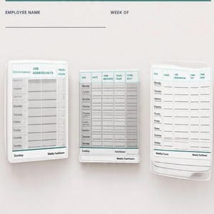 Può includere: Un foglio presenze settimanale con testo e linee verde scuro. L'intestazione recita Weekly Timesheet e Track employee hours across multiple jobs. Sono visualizzati tre modelli a griglia bianchi, ciascuno con colonne per giorno, data e ora.