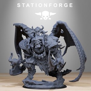 Op de afbeelding: Een grijze hars miniatuurfiguur van een gevleugelde demonenkrijger met hoorns, gekleed in een harnas versierd met schedels en een grote bijl vasthoudend. Het figuur staat op een rotsachtige basis. De tekst STATIONFORGE en een schedelpictogram zijn bovenaan zichtbaar.