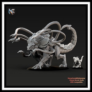 Puede incluir: Una miniatura de resina gris sin pintar de una criatura con tentáculos y cola de escorpión, sobre una base circular. Una criatura más pequeña y similar se encuentra al lado. El texto dice: NovaCoreMiniatures, 32mm Heroic Scale, OPR Compatible.